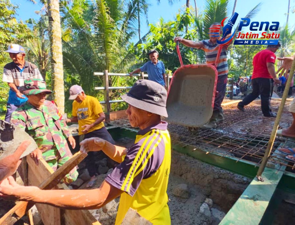Perkuat Akses Transportasi Desa, Babinsa Koramil 0808/Blitar dan Warga Gotong Royong Cor Jembatan Aramco