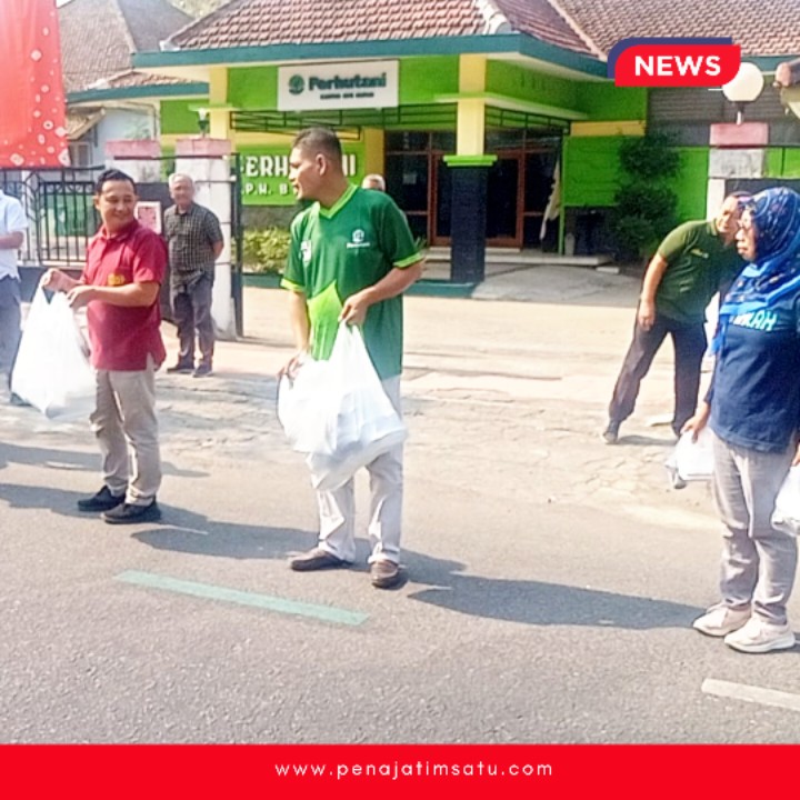 Wujud Syukur HUT ke-81 RI, Perhutani KPH Blitar Berbagi Ratusan Nasi Kotak kepada Pengguna Jalan